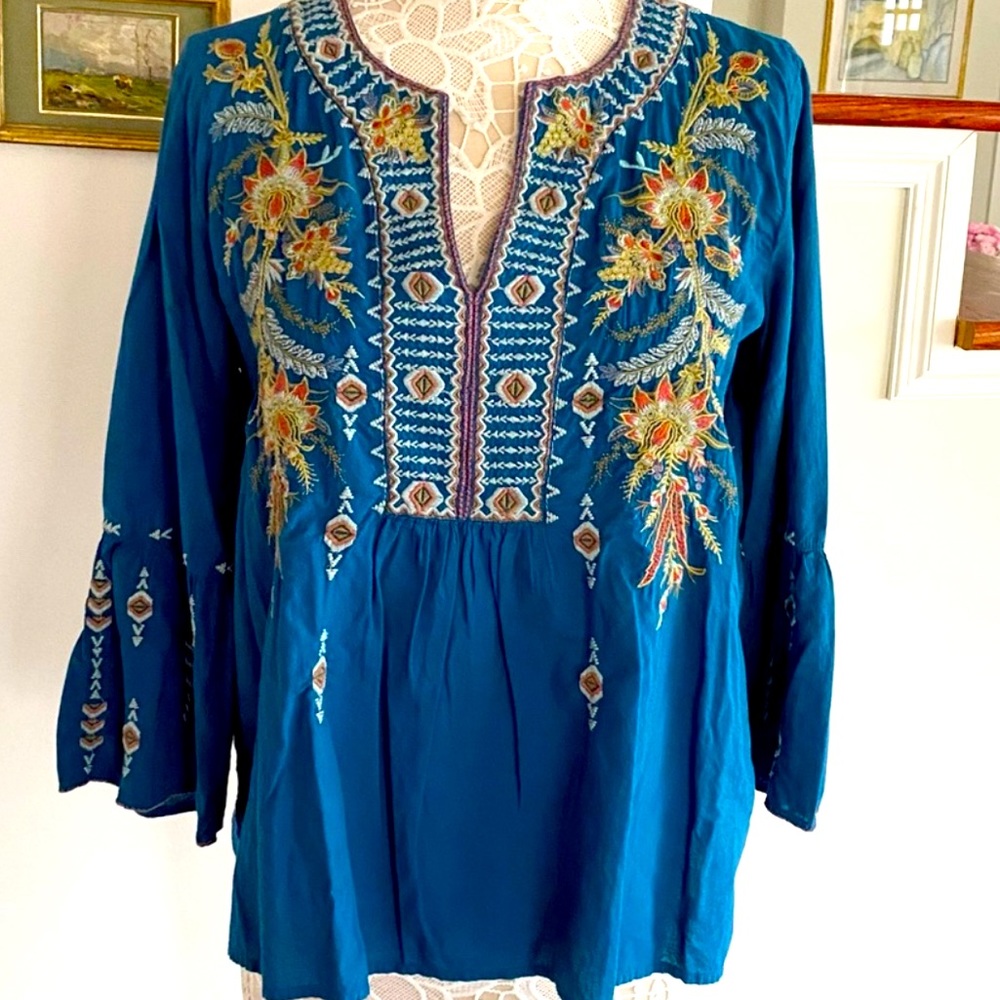 EUC Johnny Was JWLA embroidered top. Size M